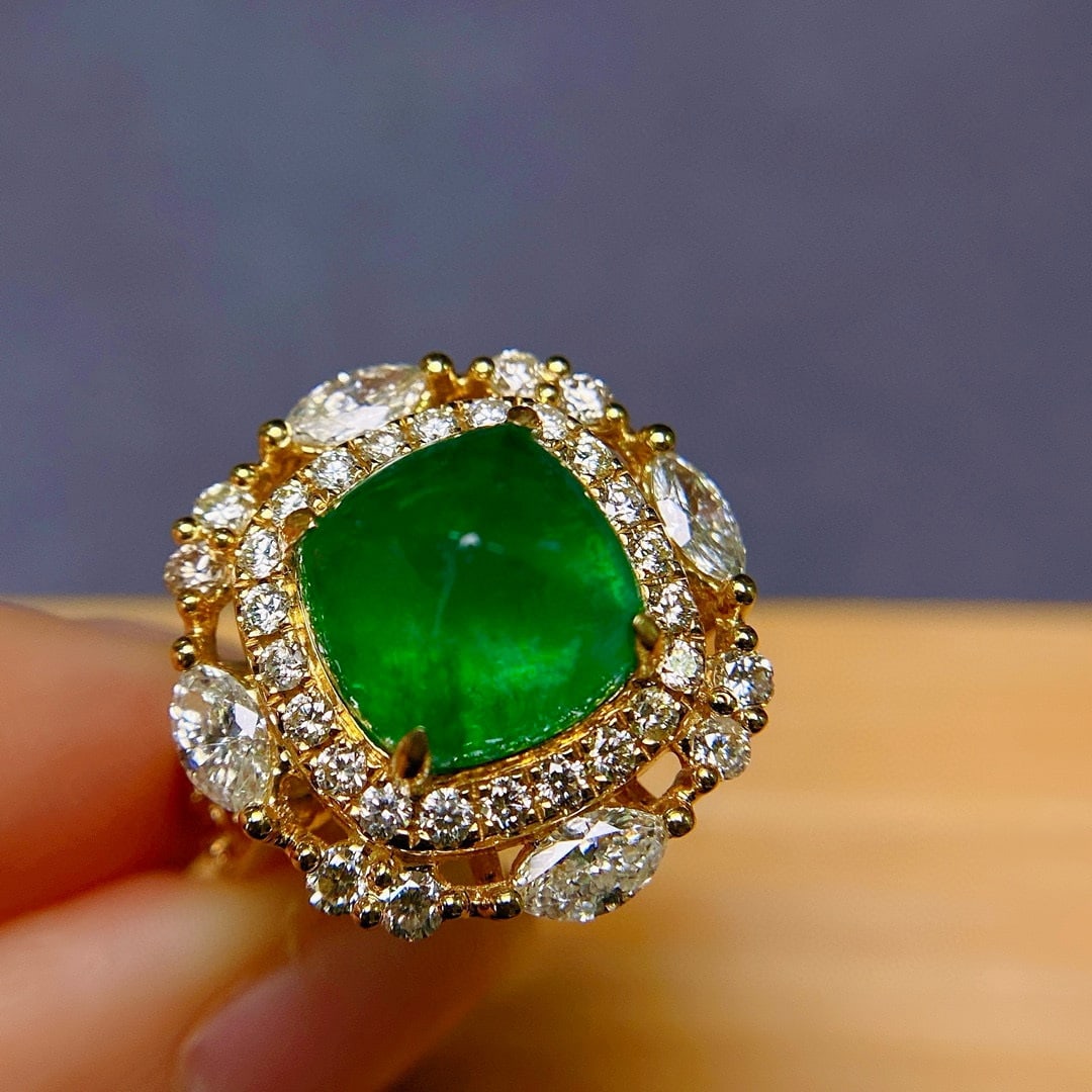 14k Gold 6.23 Ctw Vivid Green Natural Emerald & Diamond Ring: Ref:230952419 // gold content:14k gold // ring size:7. 25us // // main gemstone:emerald // shape:suger-loaf // carat weight:4. 95ct // color:vivid green // treatment:natural // // adjacent gemstone 2
