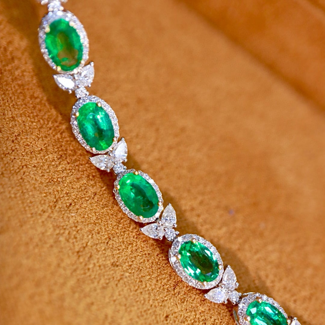 14k Gold 8.05 Ctw Natural Emerald & Diamond Bracelet: Ref:230952426 // gold content:14k gold // main gemstone:emerald // shape:oval // carat weight:6. 20ct // color:green // treatment:natural // // adjacent gemstone 2 : diamond // shape:multiply // carat