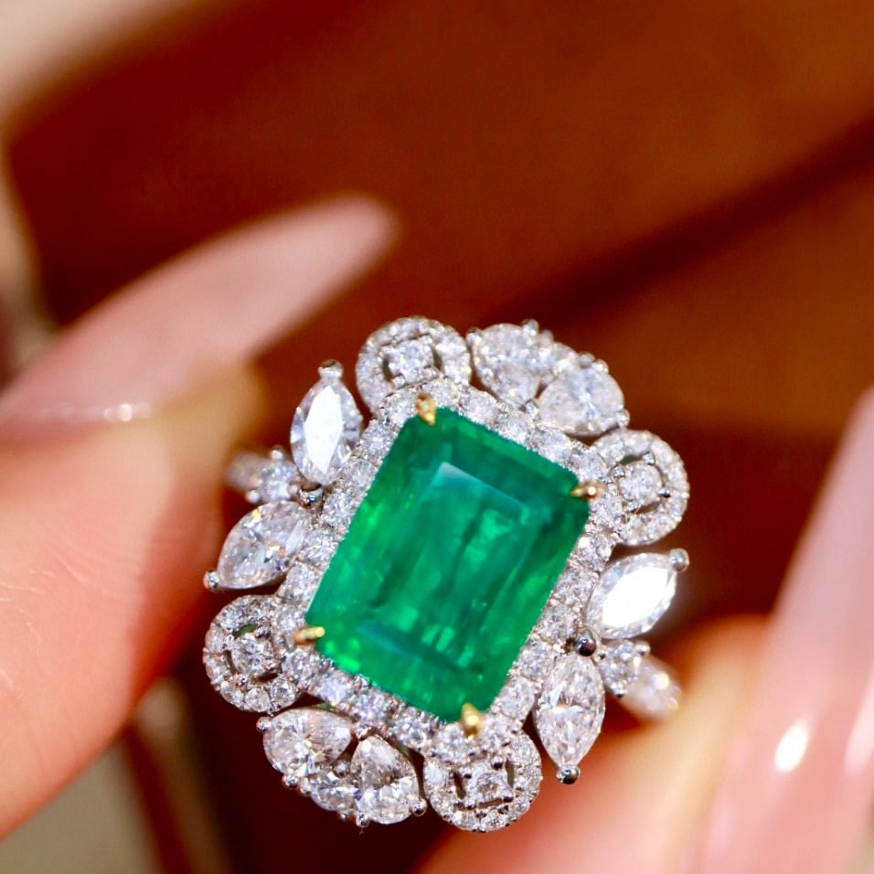 14k Gold 3.73 Ctw Natural Emerald & Diamond Ring: Ref:230952429 // gold content:14k gold // ring size:7. 25us // // main gemstone:emerald // shape:octagonal // carat weight:2. 52ct // color:green // treatment:natural // // adjacent gemstone 2 : diamo