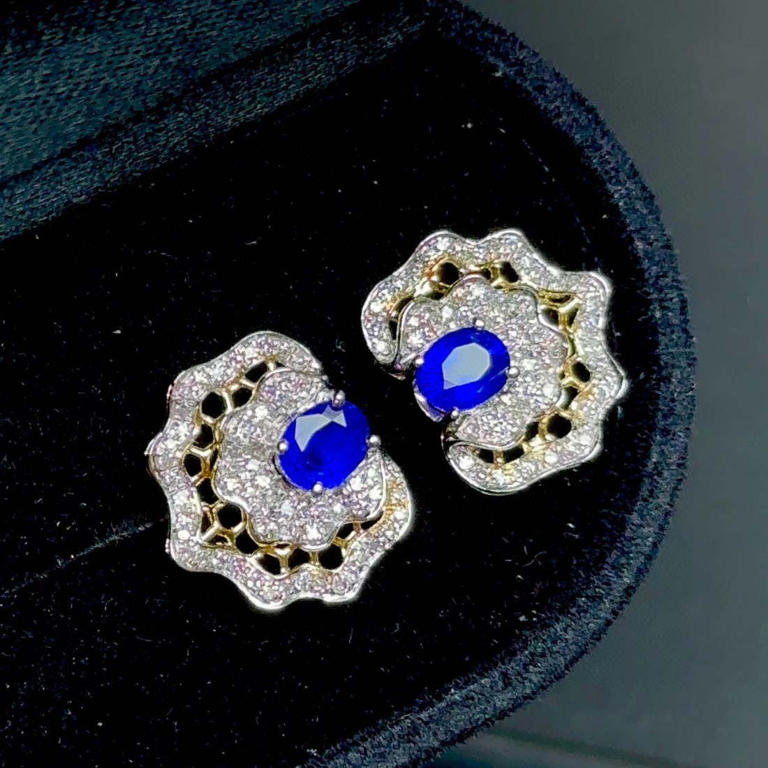 14k Gold 0.85 Ct Natural Sapphire & Diamond Earrings: Ref:230953017 // gold content:14k gold // main gemstone:sapphire // shape:oval // carat weight:0. 85ct // color:royal blue // treatment:natural // // adjacent gemstone 2 : diamond // shape:round // cl