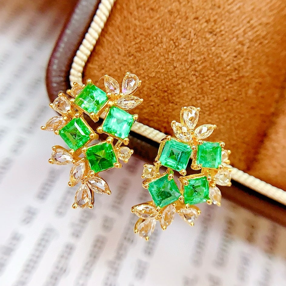 14k Gold 1.5 Ct Natural Emerald & Sapphire Earrings: Ref:230953020 // gold content:14k gold // main gemstone:emerald // shape:square // carat weight:1. 5ct // color:green // treatment:natural // // adjacent gemstone 2 : sapphire // number of stones:22 /