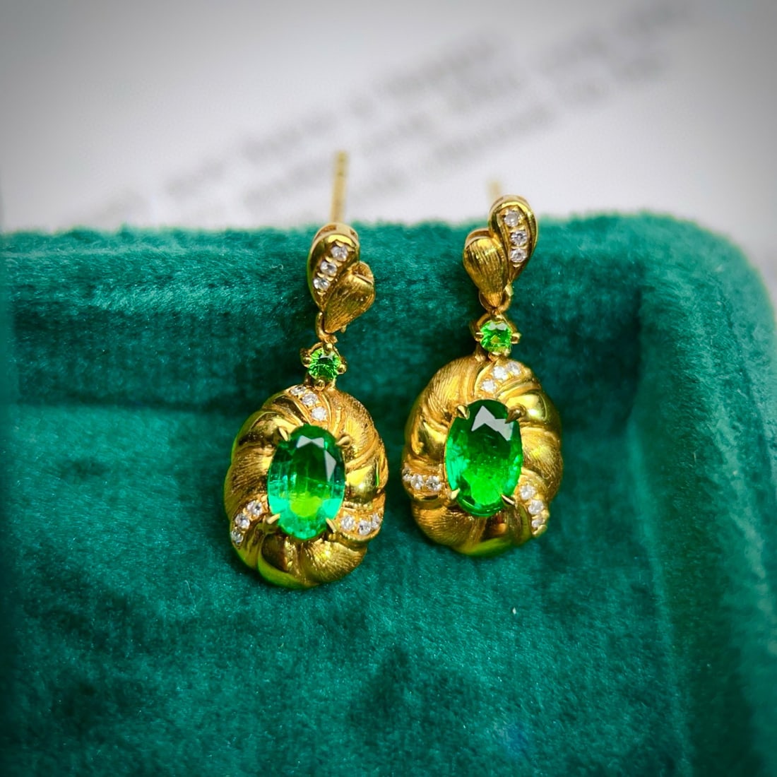 14k Gold 0.6 Ct Vivid Green Natural Emerald & Diamond Earrings: Ref:230953023 // gold content:14k gold // main gemstone:emerald // shape:oval // carat weight:0. 6ct // color:vivid green // treatment:natural // // adjacent gemstone 2 : diamond // number of stones:2
