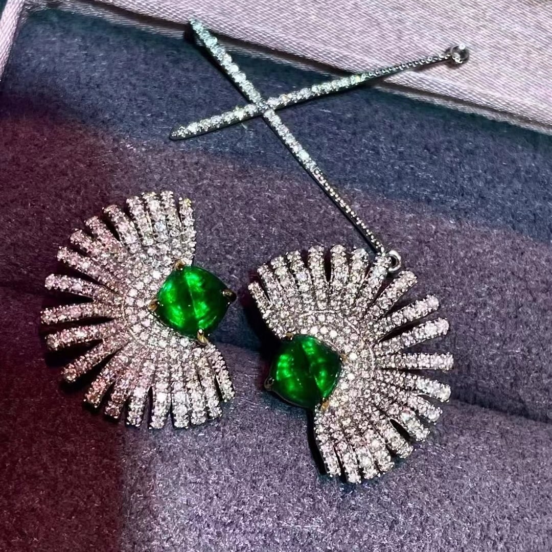 14k Gold 2 Ct Vivid Green Natural Emerald & Diamond Earrings: Ref:230953027 // gold content:14k gold // main gemstone:emerald // shape:suger-loaf // carat weight:2ct // color:vivid green // treatment:natural // // adjacent gemstone 2 : diamond // shape:round