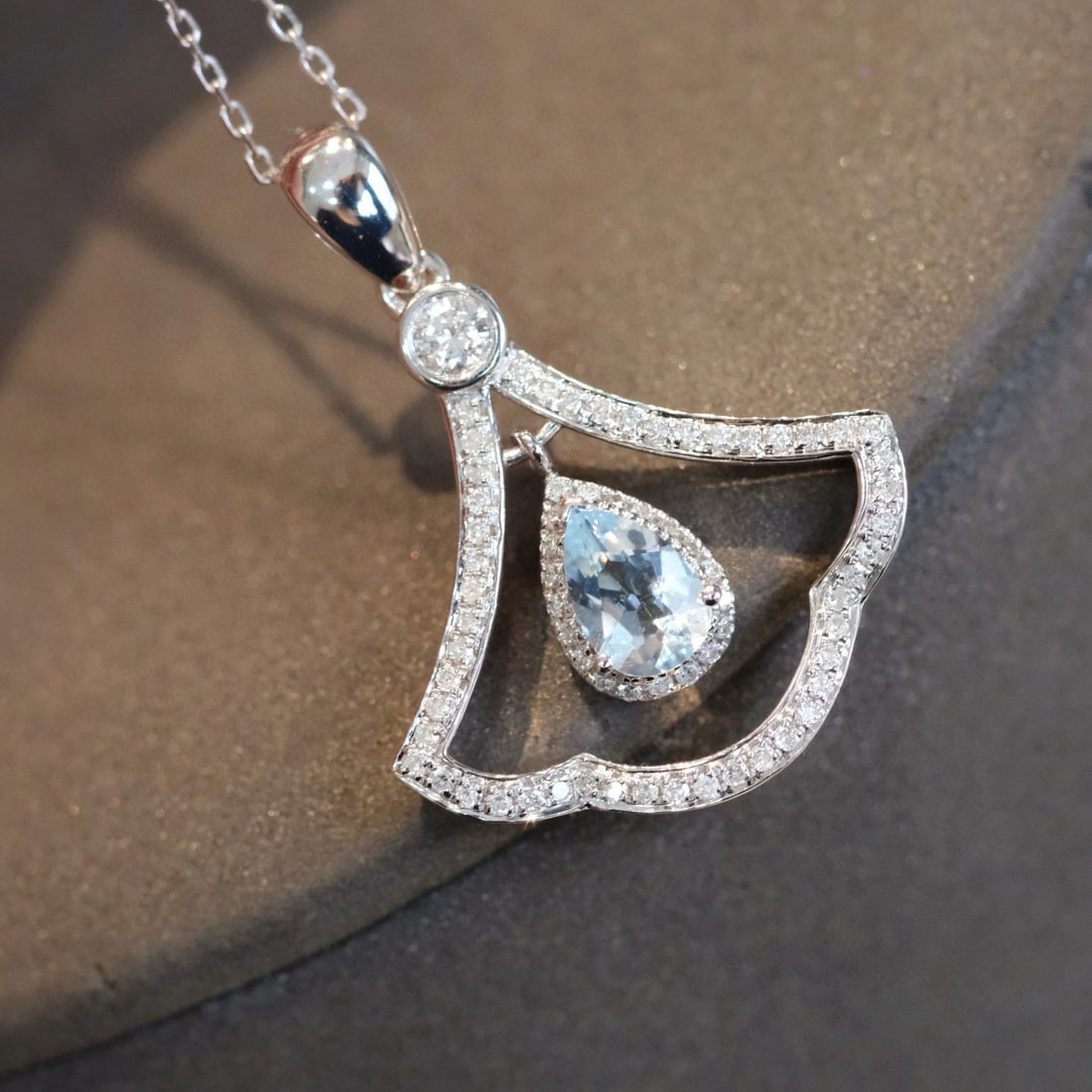 14k Gold 0.67 Ctw Natural Aquamarine & Diamond Pendant( Without Chain ): Ref:230953045 // gold content:14k gold // main gemstone:aquamarine // shape:pear // carat weight:0. 4ct // color:blue // treatment:natural // // adjacent gemstone 2 : diamond // shape:round // carat w