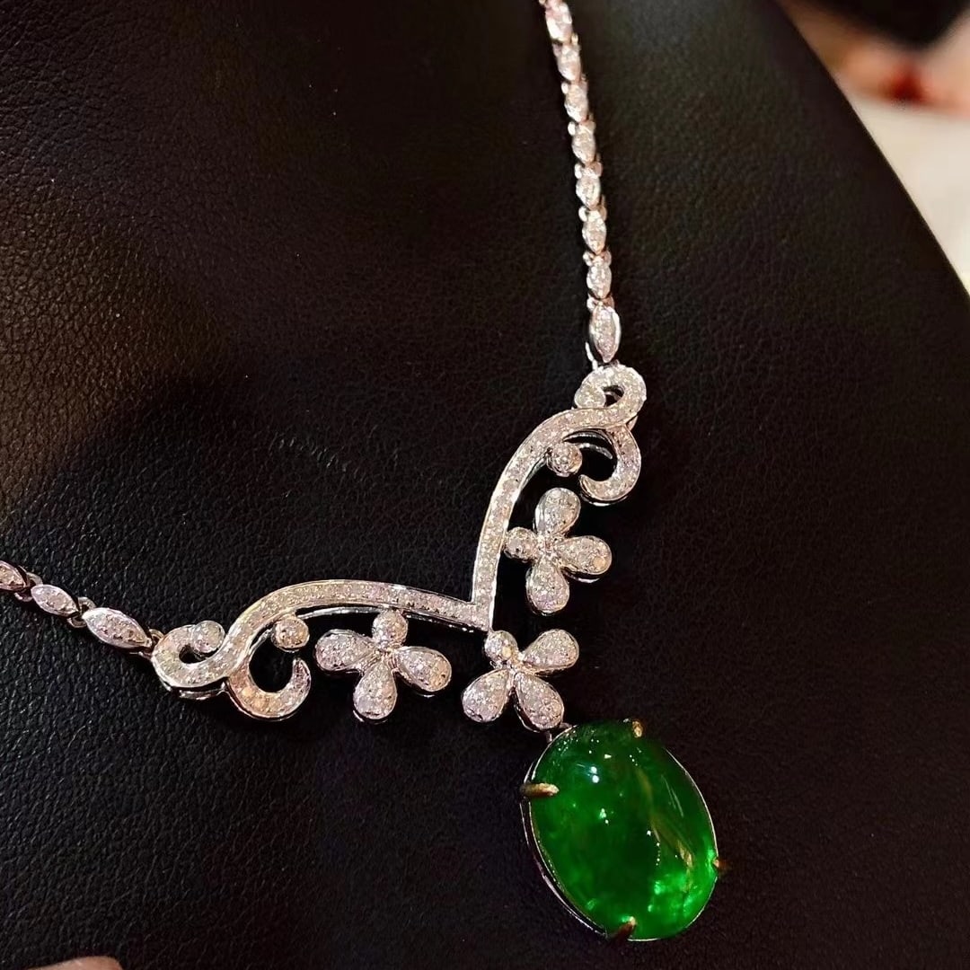 14k Gold 5.7 Ct Vivid Green Natural Emerald & Diamond Necklace - 2