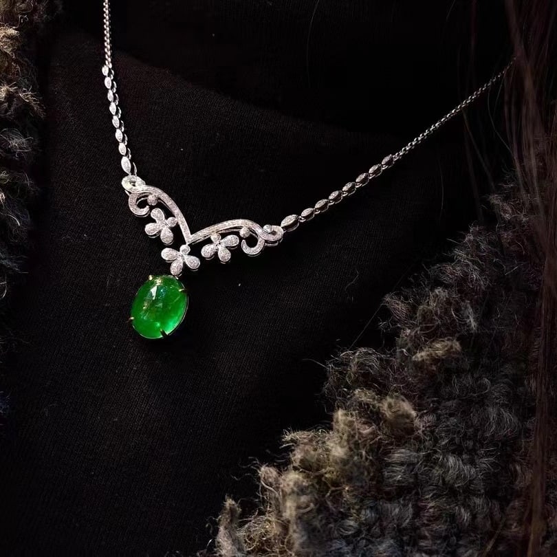 14k Gold 5.7 Ct Vivid Green Natural Emerald & Diamond Necklace - 4