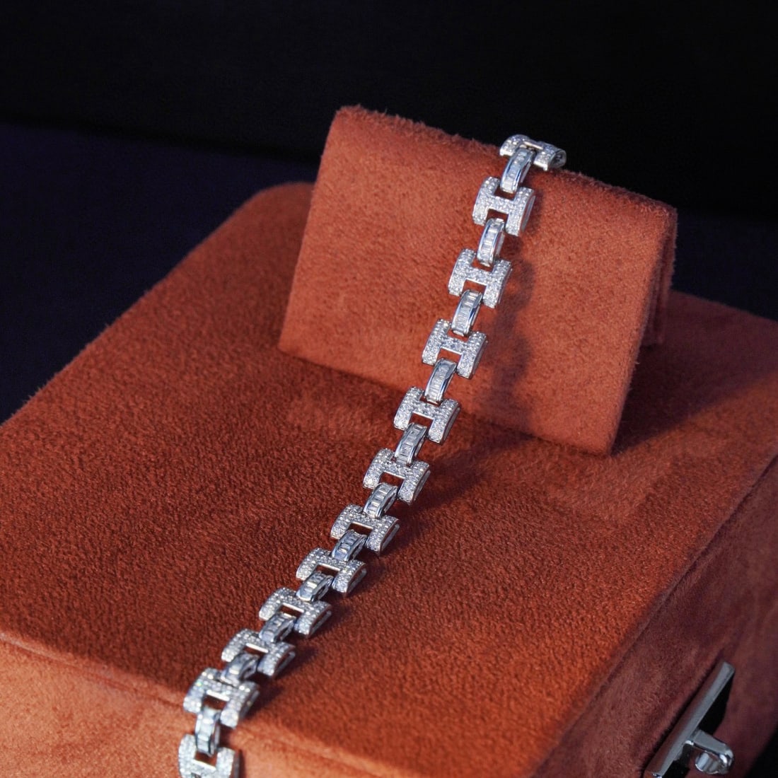 14k Gold 3.5 Ct Natural H Diamond Bracelet: Ref:230953057 // gold content:14k gold // main gemstone:diamond // shape:multiply // carat weight:3. 5ct // clarity grade:vs-si // color:h // treatment:natural // Condition: NewLow Estimate: