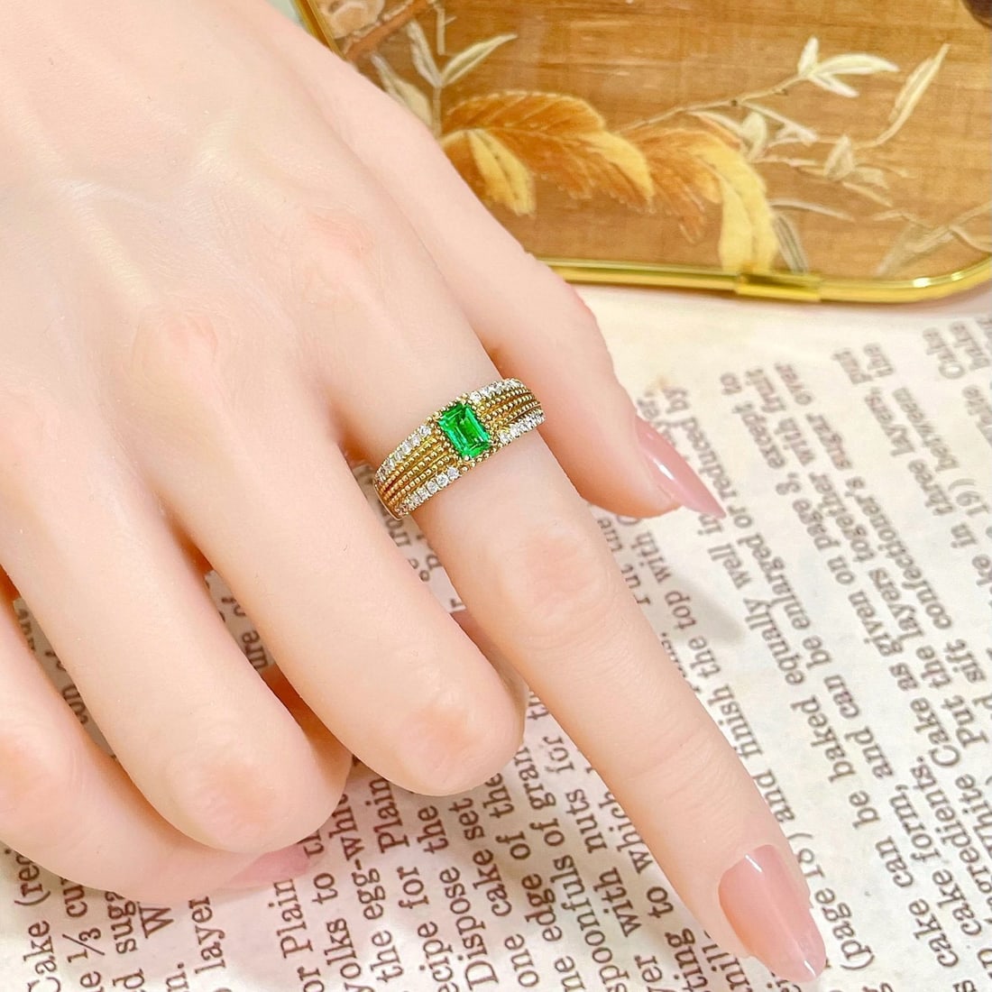 14k Gold 0.83 Ctw Vivid Green Natural Emerald & Diamond Ring - 3