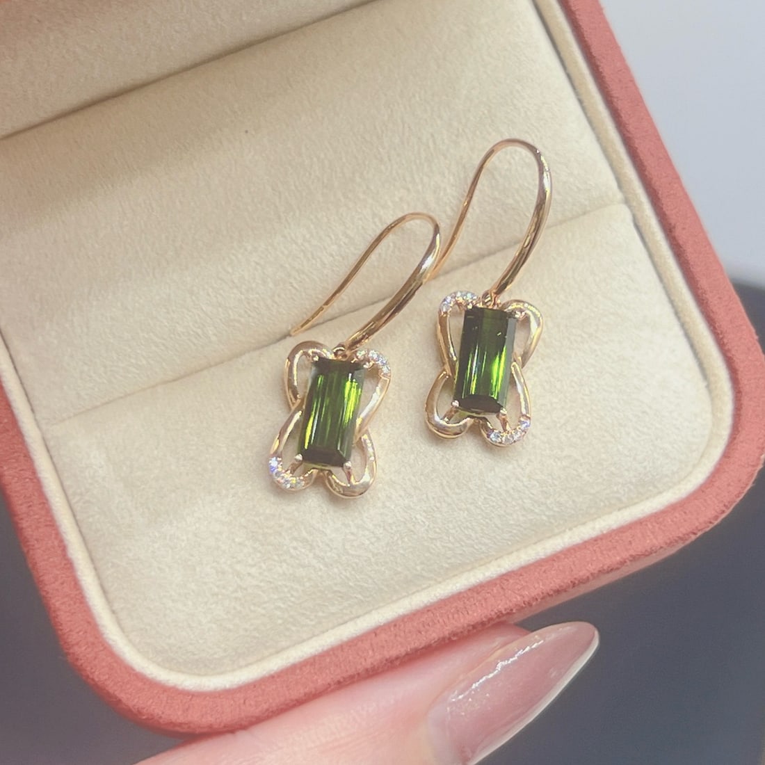 14k Gold 2.48 Ct Natural Tourmaline & Diamond Earrings: Ref:230953119 // gold content:14k gold // main gemstone:tourmaline // shape:octagonal // carat weight:2. 48ct // color:green // treatment:natural // // adjacent gemstone 2 : diamond // shape:round //