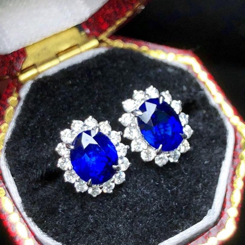 14k Gold 2.45 Ctw Natural Sapphire & Diamond Earrings: Ref:230953122 // gold content:14k gold // main gemstone:sapphire // shape:oval // carat weight:2. 06ct // color:royal blue // treatment:natural // // adjacent gemstone 2 : diamond // shape:round //