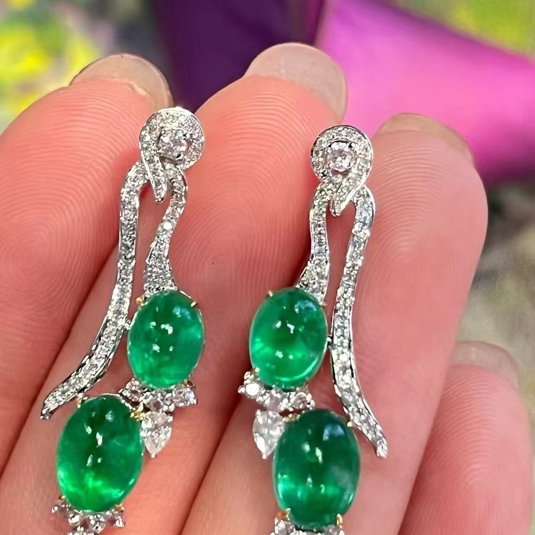 14k Gold 5.5 Ct Vivid Green Natural Emerald & Diamond Earrings: Ref:230953132 // gold content:14k gold // main gemstone:emerald // shape:oval // carat weight:5. 5ct // color:vivid green // treatment:natural // // adjacent gemstone 2 : diamond // shape:round // cla