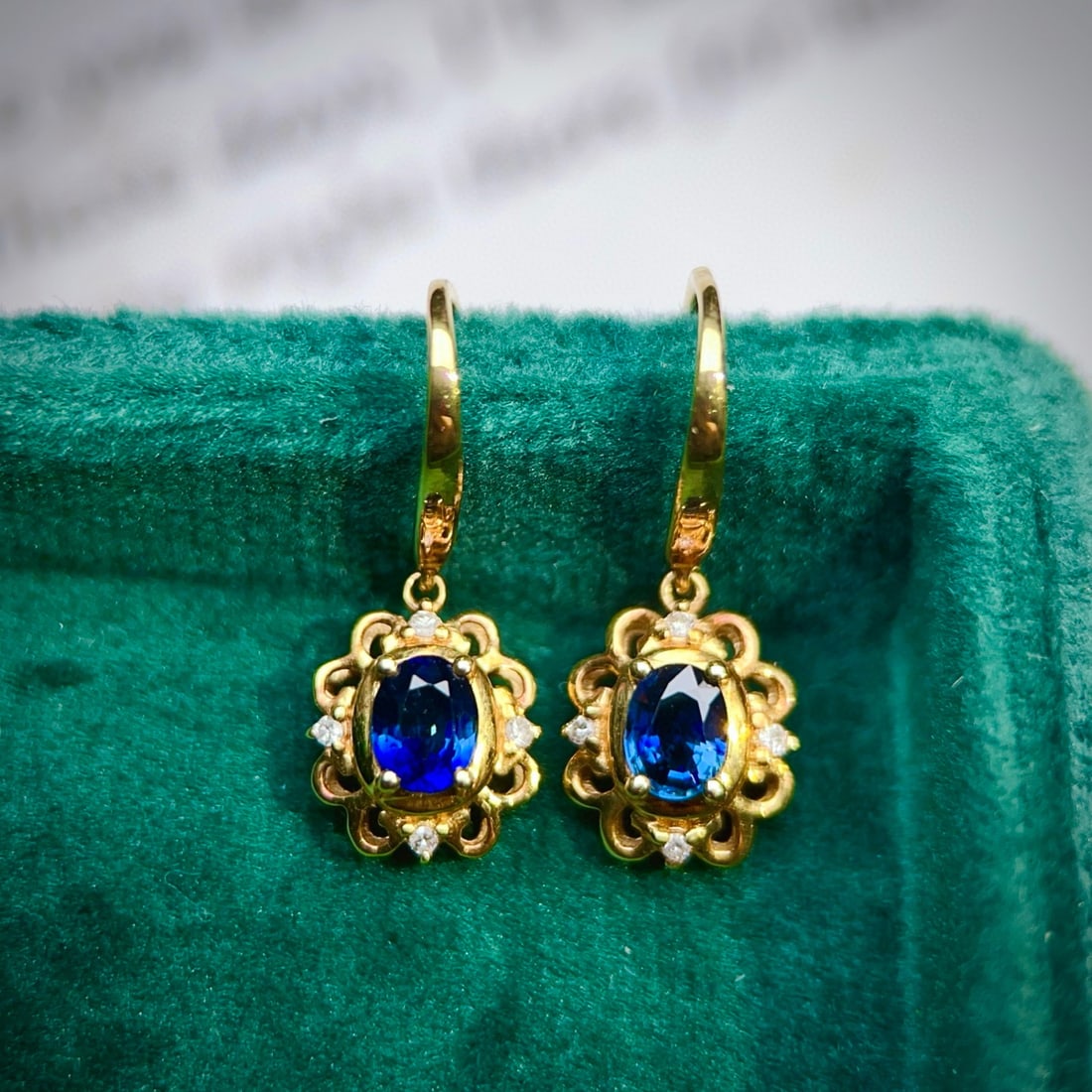 14k Gold 0.7 Ct Natural Sapphire & Diamond Earrings: Ref:230953133 // gold content:14k gold // main gemstone:sapphire // shape:oval // carat weight:0. 7ct // color:blue // treatment:natural // // adjacent gemstone 2 : diamond // number of stones:8 //