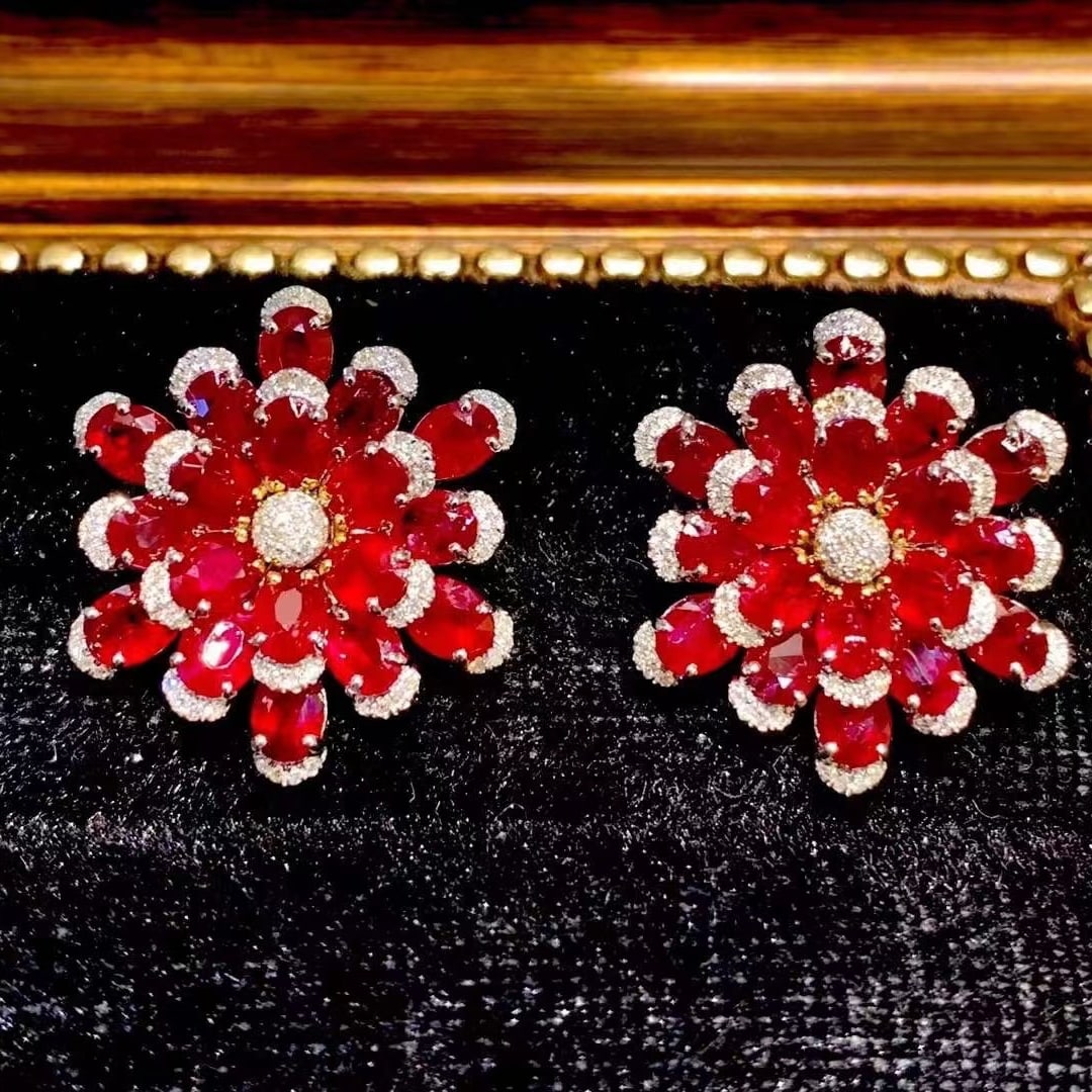14k Gold 11.25 Ct Natural Ruby & Diamond Earrings: Ref:230953139 // gold content:14k gold // main gemstone:ruby // shape:oval // carat weight:11. 25ct // color:pigeonblood red // treatment:natural // // adjacent gemstone 2 : diamond // shape:round //