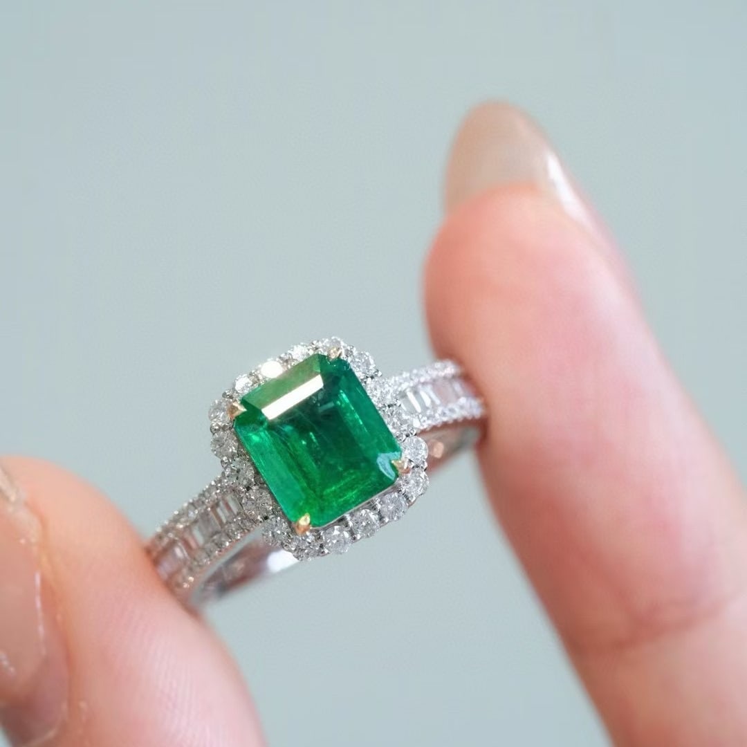 14k Gold 2.30 Ctw Vivid Green Natural Emerald & Diamond Ring - 2