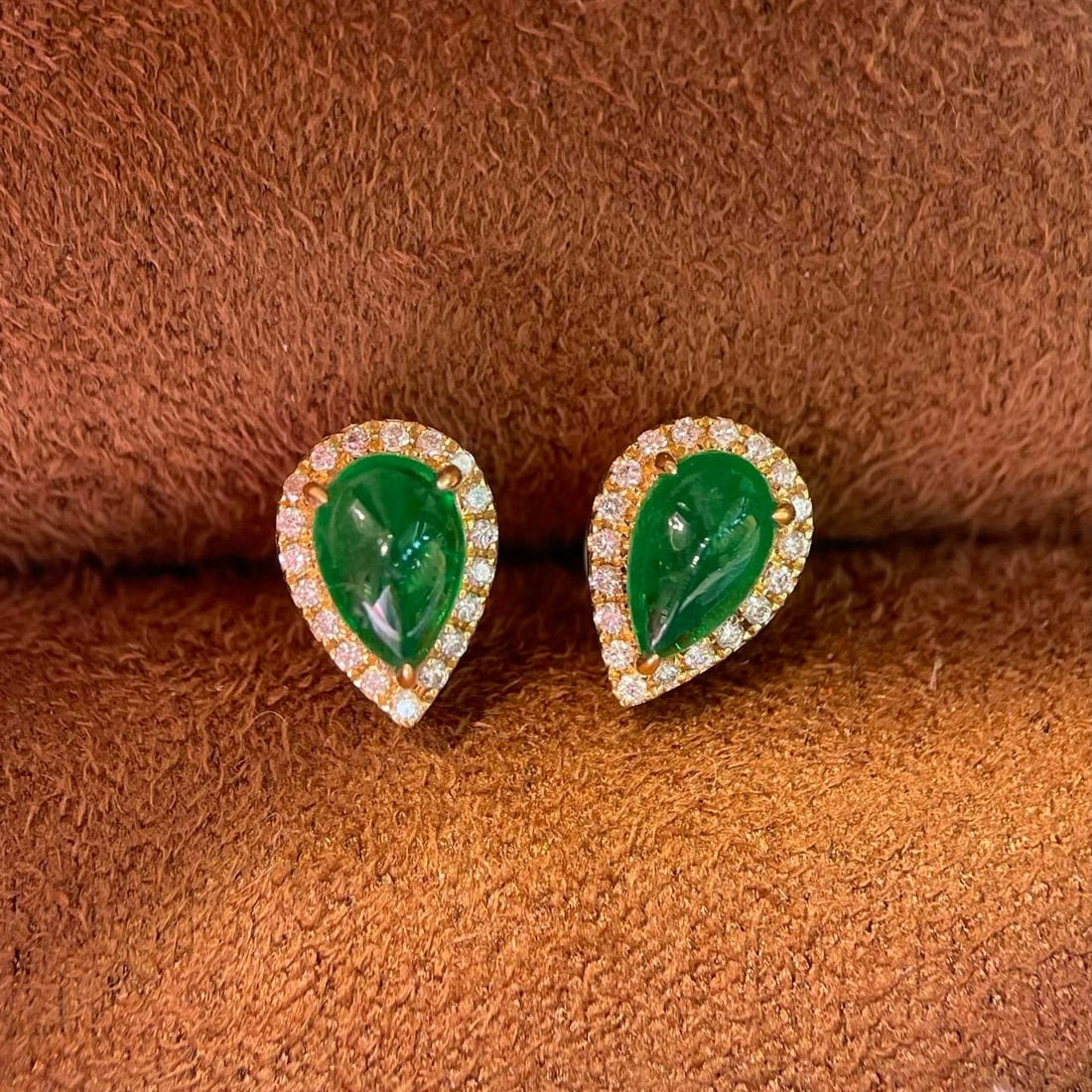 14k Gold 0.99 Ctw Vivid Green Natural Emerald & Diamond Earrings: Ref:230953165 // gold content:14k gold // main gemstone:emerald // shape:pear // carat weight:0. 9ct // color:vivid green // treatment:natural // // adjacent gemstone 2 : diamond // shape:round // car