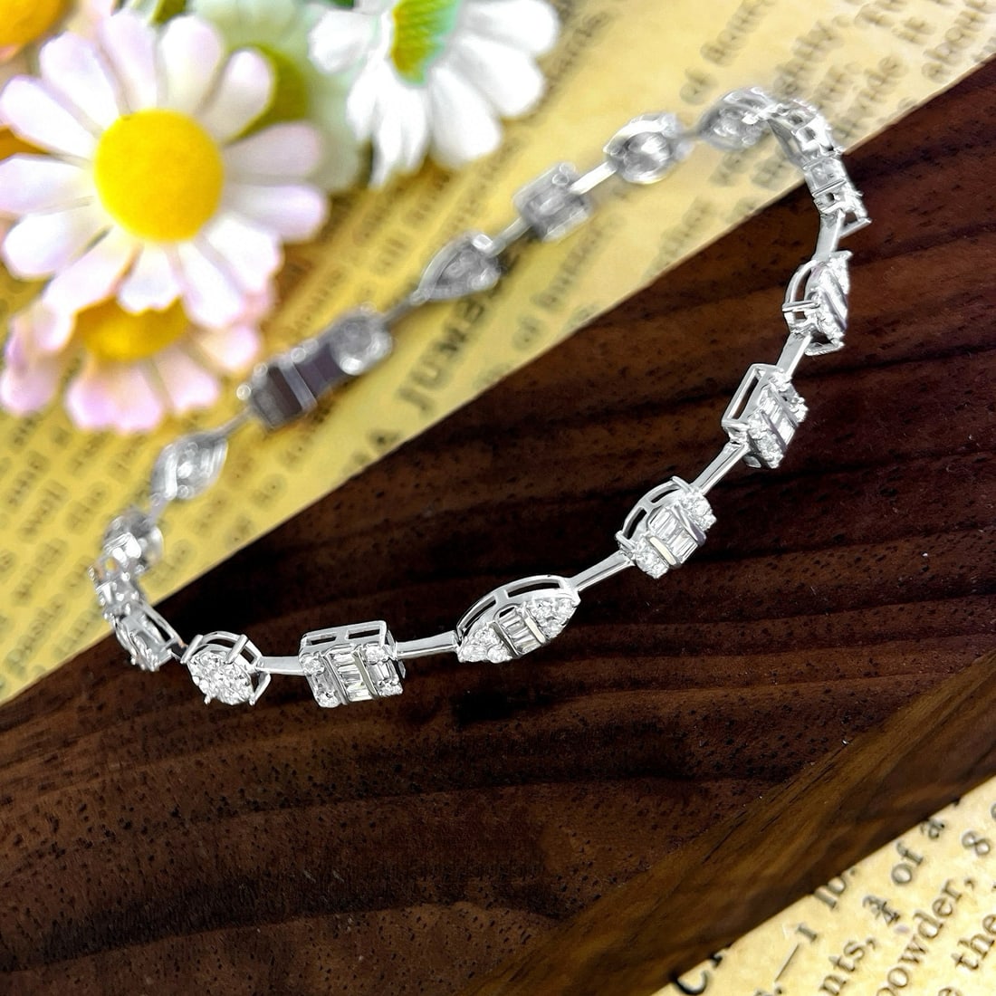 14k Gold 1.6 Ct Natural H Diamond Bracelet: Ref:230953190 // gold content:14k gold // main gemstone:diamond // shape:multiply // carat weight:1. 6ct // clarity grade:vs-si // color:h // treatment:natural // Condition: New Low Estimate: 11000 H