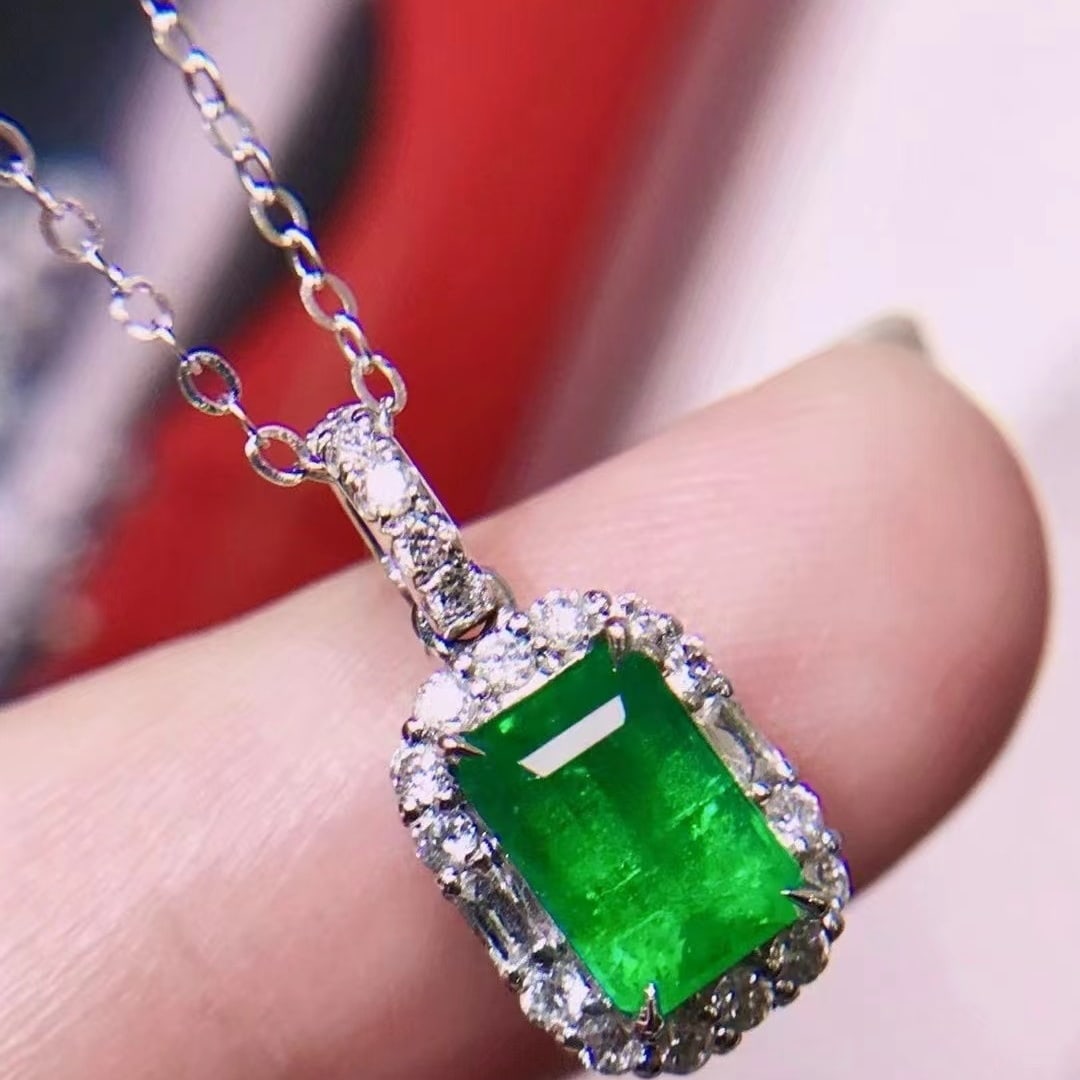 14k Gold 1.4 Ctw Vivid Green Natural Emerald & Diamond Necklace: Ref:230953203 // gold content:14k gold // main gemstone:emerald // shape:octagonal // carat weight:1ct // color:vivid green // treatment:natural // // adjacent gemstone 2 : diamond // shape:round // c