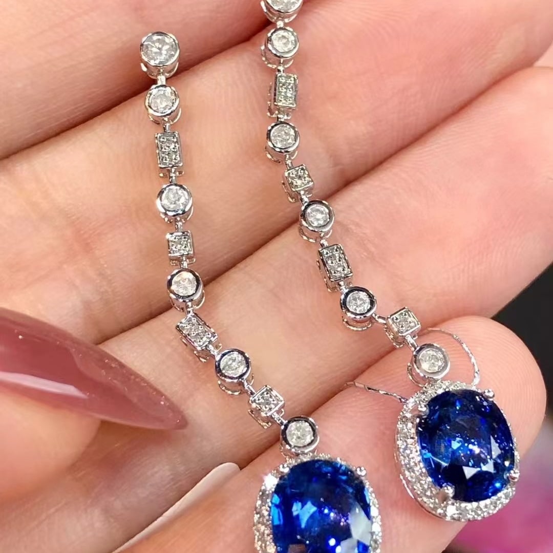 14k Gold 2.8 Ct Natural Sapphire & Diamond Earrings: Ref:230953206 // gold content:14k gold // main gemstone:sapphire // shape:oval // carat weight:2. 8ct // color:blue // treatment:natural // // adjacent gemstone 2 : diamond // shape:round // clarity g
