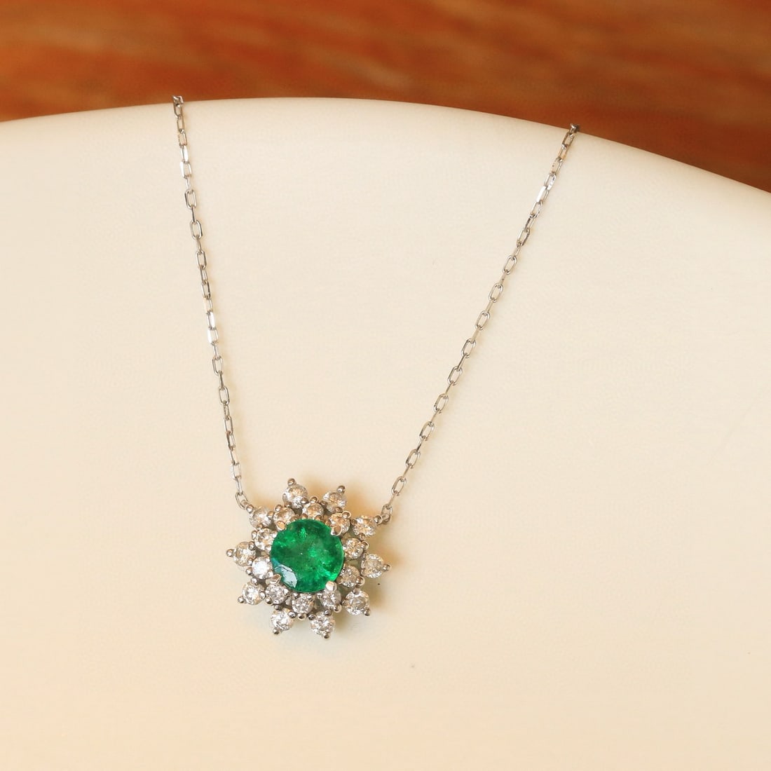 14k Gold 0.82 Ctw Vivid Green Natural Emerald & Diamond Necklace: Ref:230953222 // gold content:14k gold // main gemstone:emerald // shape:round // carat weight:0. 45ct // color:vivid green // treatment:natural // cut grade:g // // adjacent gemstone 2 : diamond