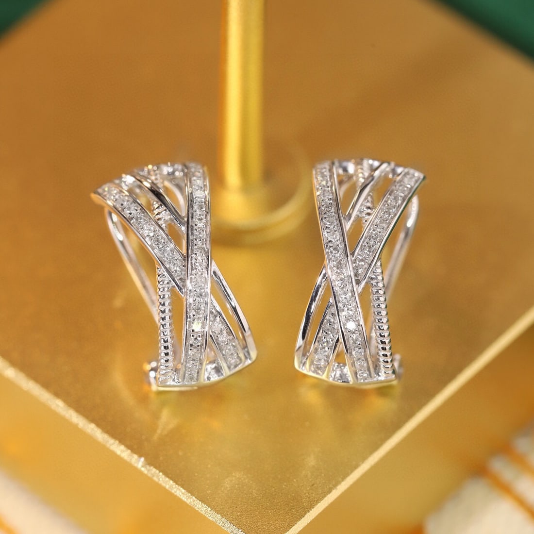 14k Gold 0.2 Ct Natural H Diamond Earrings: Ref:230953233 // gold content:14k gold // main gemstone:diamond // shape:round // carat weight:0. 2ct // clarity grade:vs-si // color:h // treatment:natural // cut grade:g // Condition: NewLow