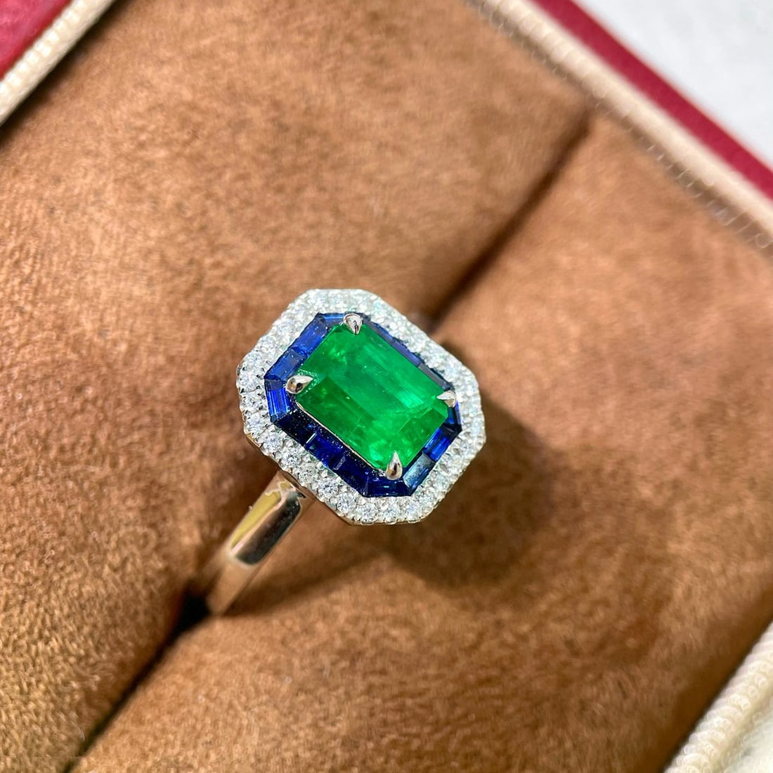 14k Gold 1.33 Ctw Vivid Green Natural Emerald & Diamond Ring: Ref:230953256 // gold content:14k gold // ring size:7. 25us // // main gemstone:emerald // shape:octagonal // carat weight:1. 18ct // color:vivid green // treatment:natural // // adjacent gemstone