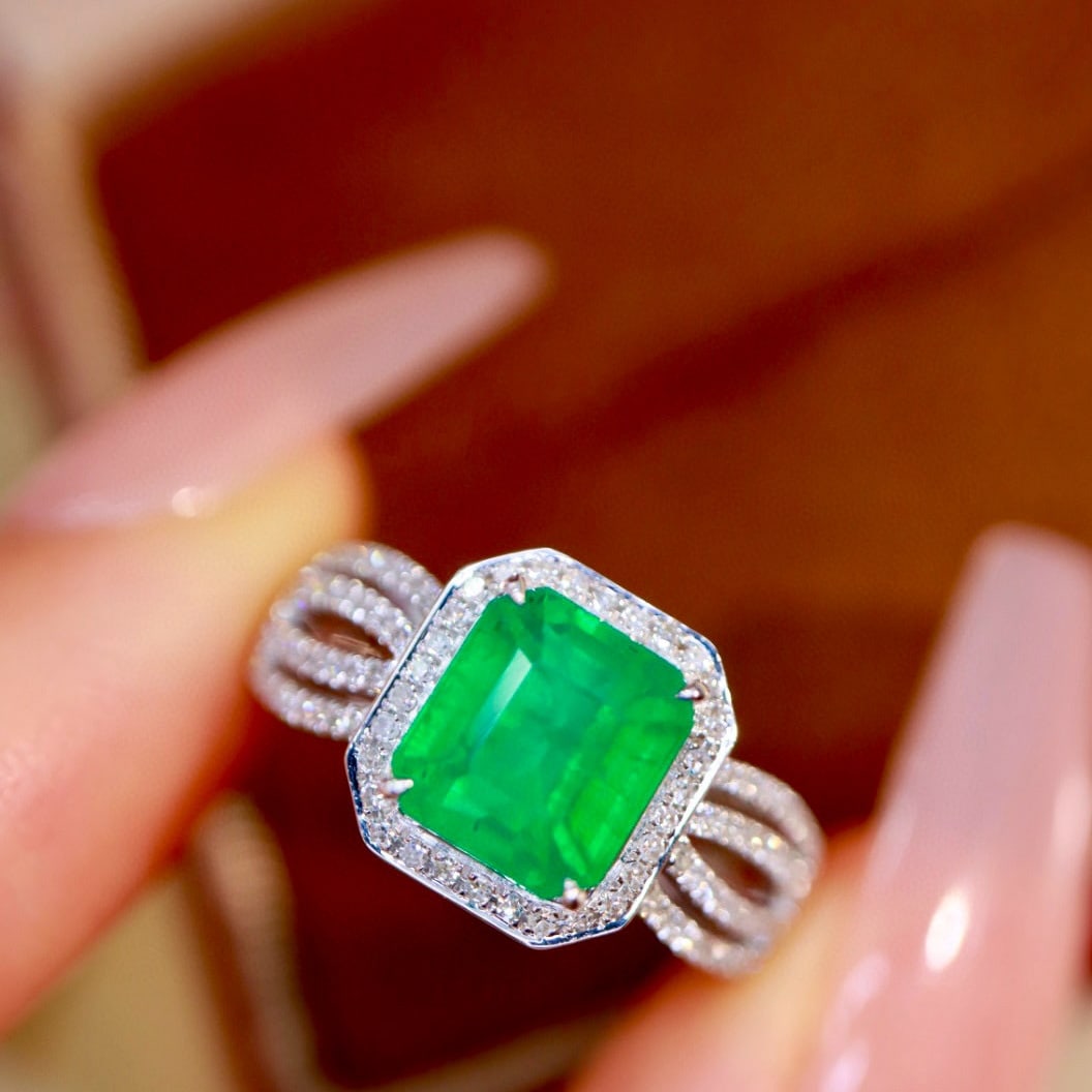 14k Gold 2.15 Ctw Vivid Green Natural Emerald & Diamond Ring: Ref:230954005 // gold content:14k gold // ring size:7. 25us // // main gemstone:emerald // shape:octagonal // carat weight:1. 91ct // color:vivid green // treatment:natural // // adjacent gemstone 2 :