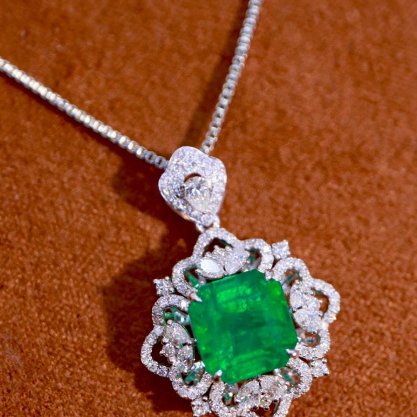 14k Gold 3.29 Ctw Vivid Green Natural Emerald & Diamond Pendant( Without Chain ): Ref:230954013 // gold content:14k gold // main gemstone:emerald // shape:octagonal // carat weight:2. 74ct // color:vivid green // treatment:natural // // adjacent gemstone 2 : diamond // shape:multip