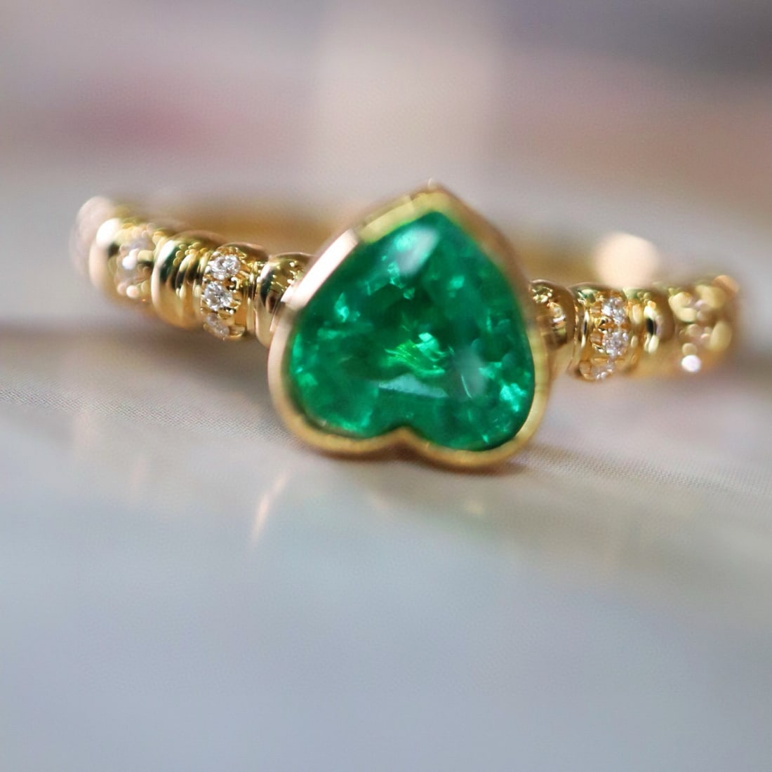 14k Gold 0.90 Ct Vivid Green Natural Emerald & Diamond Ring (1 of 6)