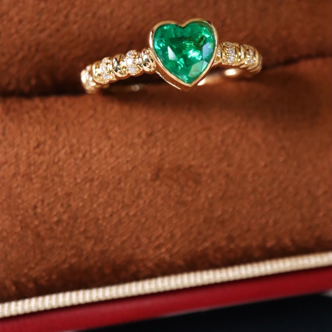 14k Gold 0.90 Ct Vivid Green Natural Emerald & Diamond Ring - 2