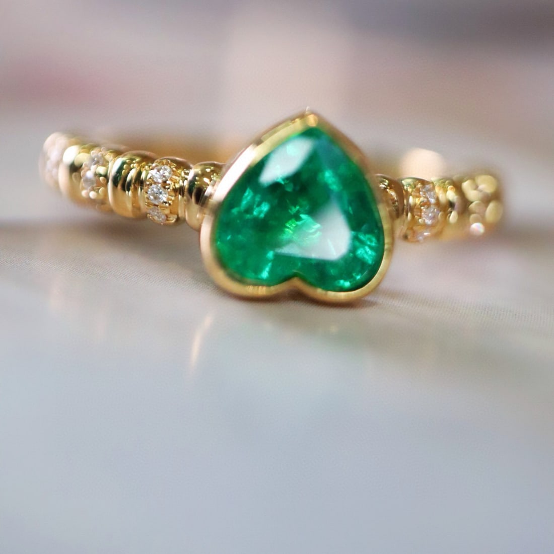 14k Gold 0.90 Ct Vivid Green Natural Emerald & Diamond Ring - 6