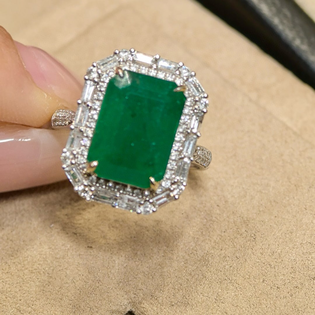 14k Gold 7.43 Ctw Vivid Green Natural Emerald & Diamond Ring - 2