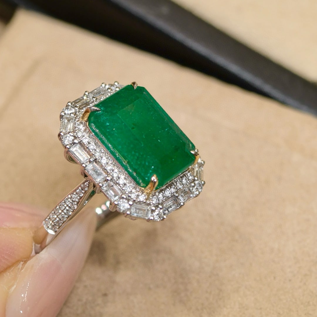 14k Gold 7.43 Ctw Vivid Green Natural Emerald & Diamond Ring - 4