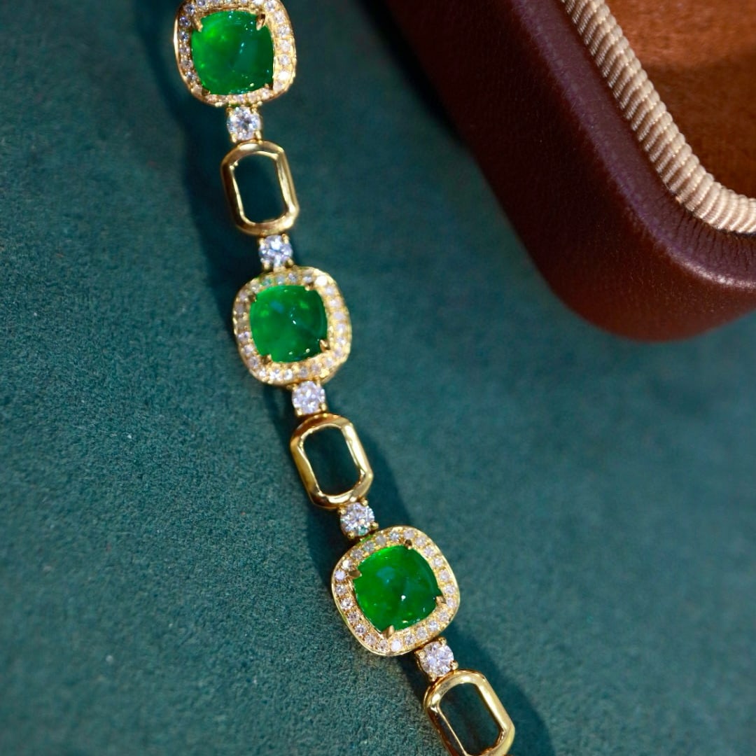 14k Gold 7.67 Ctw Vivid Green Natural Emerald & Diamond Bracelet: Ref:230954036 // gold content:14k gold // main gemstone:emerald // shape:suger-loaf // carat weight:6. 6ct // color:vivid green // treatment:natural // // adjacent gemstone 2 : diamond // shape:round