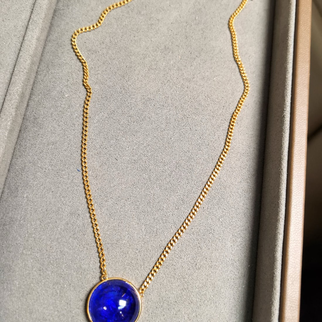 14k Gold 14.63 Ct Natural Tanzanite Necklace: Ref:230954041 // gold content:14k gold // main gemstone:tanzanite // shape:round // carat weight:14. 63ct // color:blue // treatment:natural // cut grade:g // Low Estimate: 8100 Condition: New High E