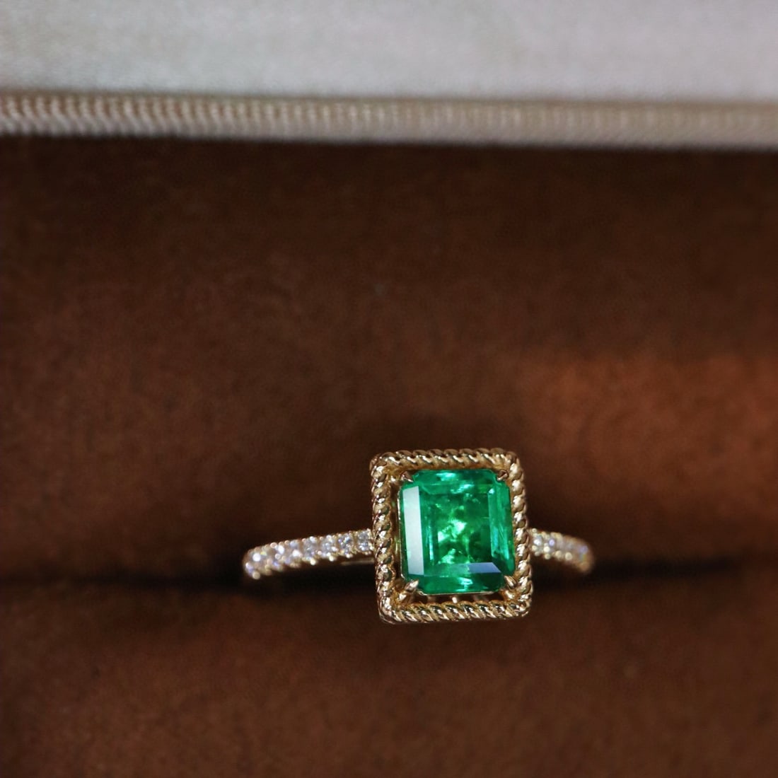 14k Gold 1.03 Ctw Natural Emerald & Diamond Ring: Ref:230954047 // gold content:14k gold // ring size:7. 25us // // main gemstone:emerald // shape:octagonal // carat weight:0. 93ct // color:green // treatment:natural // // adjacent gemstone 2 : diamo