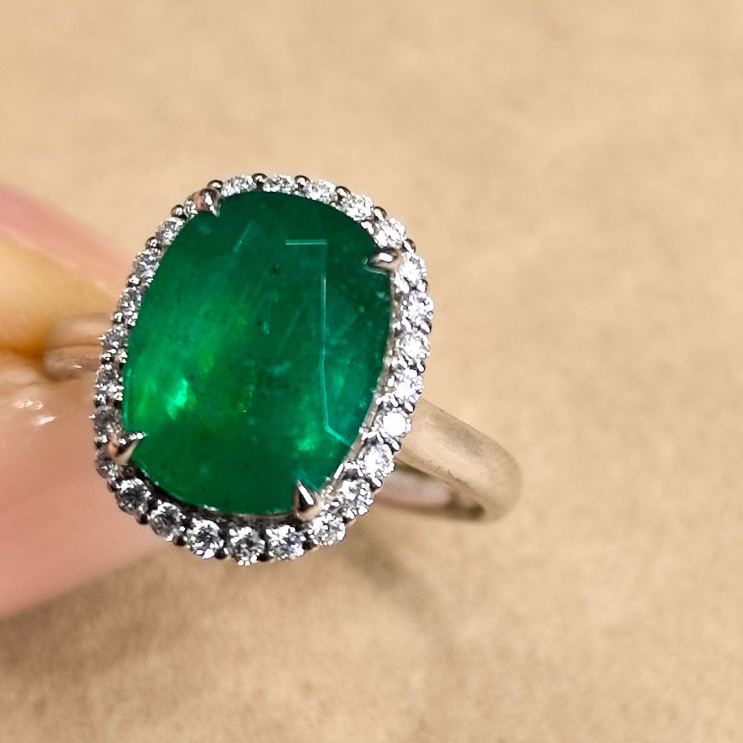 14k Gold 3.64 Ctw Vivid Green Natural Emerald & Diamond Ring - 2