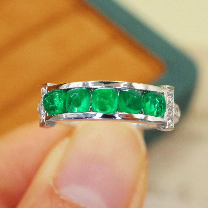 14k Gold 1.20 Ctw Vivid Green Natural Emerald & Diamond Ring: Ref:230954105 // gold content:14k gold // ring size:7. 25us // // main gemstone:emerald // shape:suger-loaf // carat weight:1. 08ct // color:vivid green // treatment:natural // // adjacent