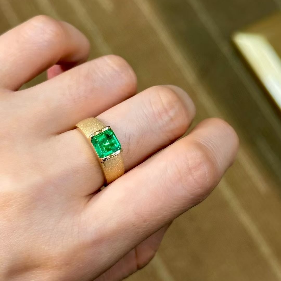 14k Gold 1.65 Ct Vivid Green Natural Emerald Ring - 3