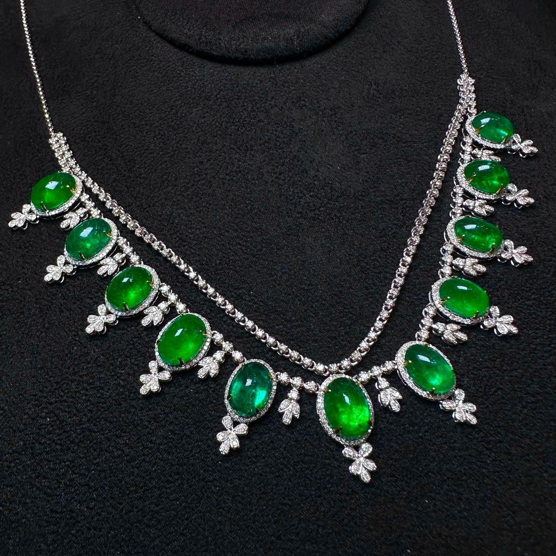 14k Gold 21.75 Ct Vivid Green Natural Emerald & Diamond Necklace - 2