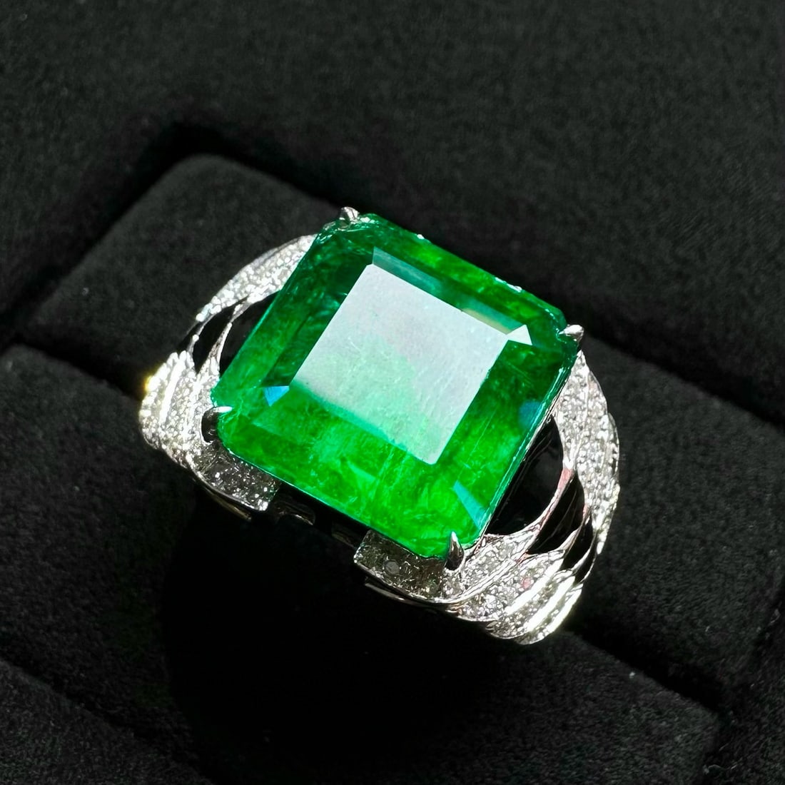 14k Gold 4.59 Ct Vivid Green Natural Emerald & Diamond Ring - 2