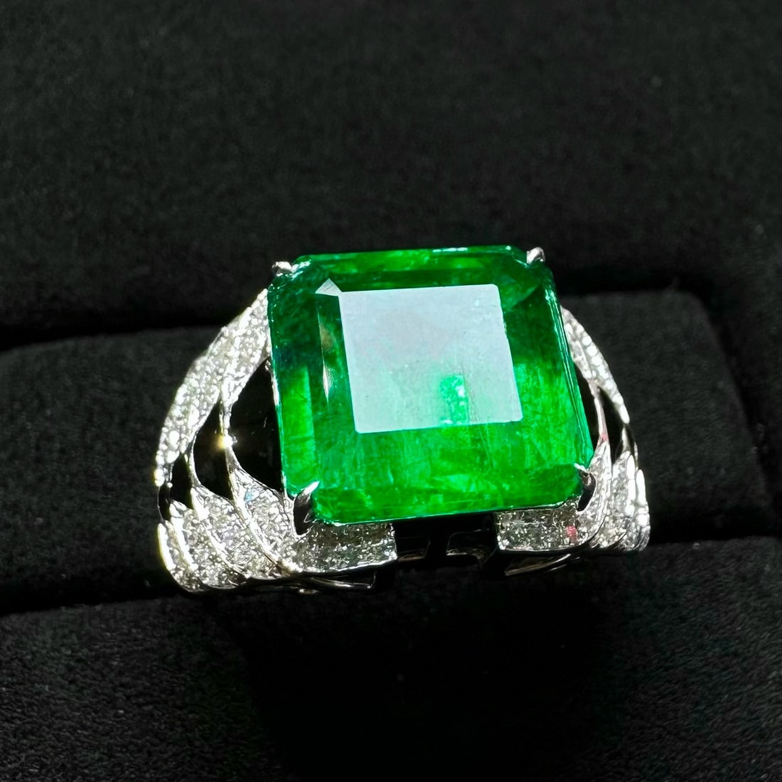 14k Gold 4.59 Ct Vivid Green Natural Emerald & Diamond Ring - 3