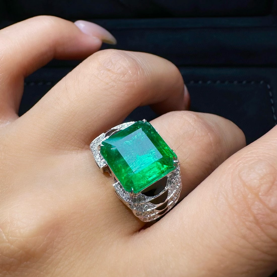14k Gold 4.59 Ct Vivid Green Natural Emerald & Diamond Ring - 4