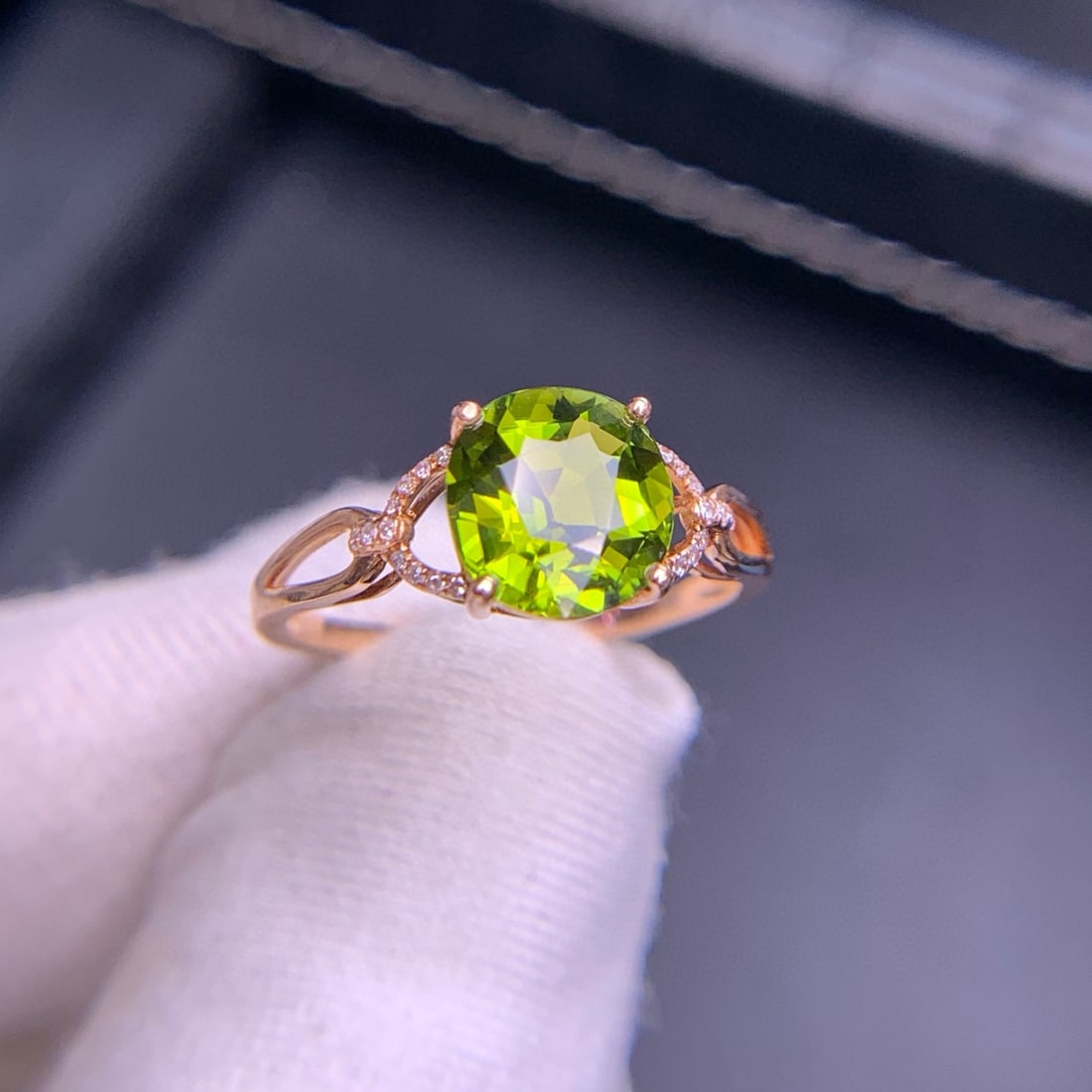 14k Gold 1.9 Ct Natural Tourmaline & Diamond Ring: Ref:230954168 // gold content:14k gold // ring size:7. 25us // // main gemstone:tourmaline // shape:cushion // carat weight:1. 9ct // color:yellowish green // treatment:natural // // adjacent