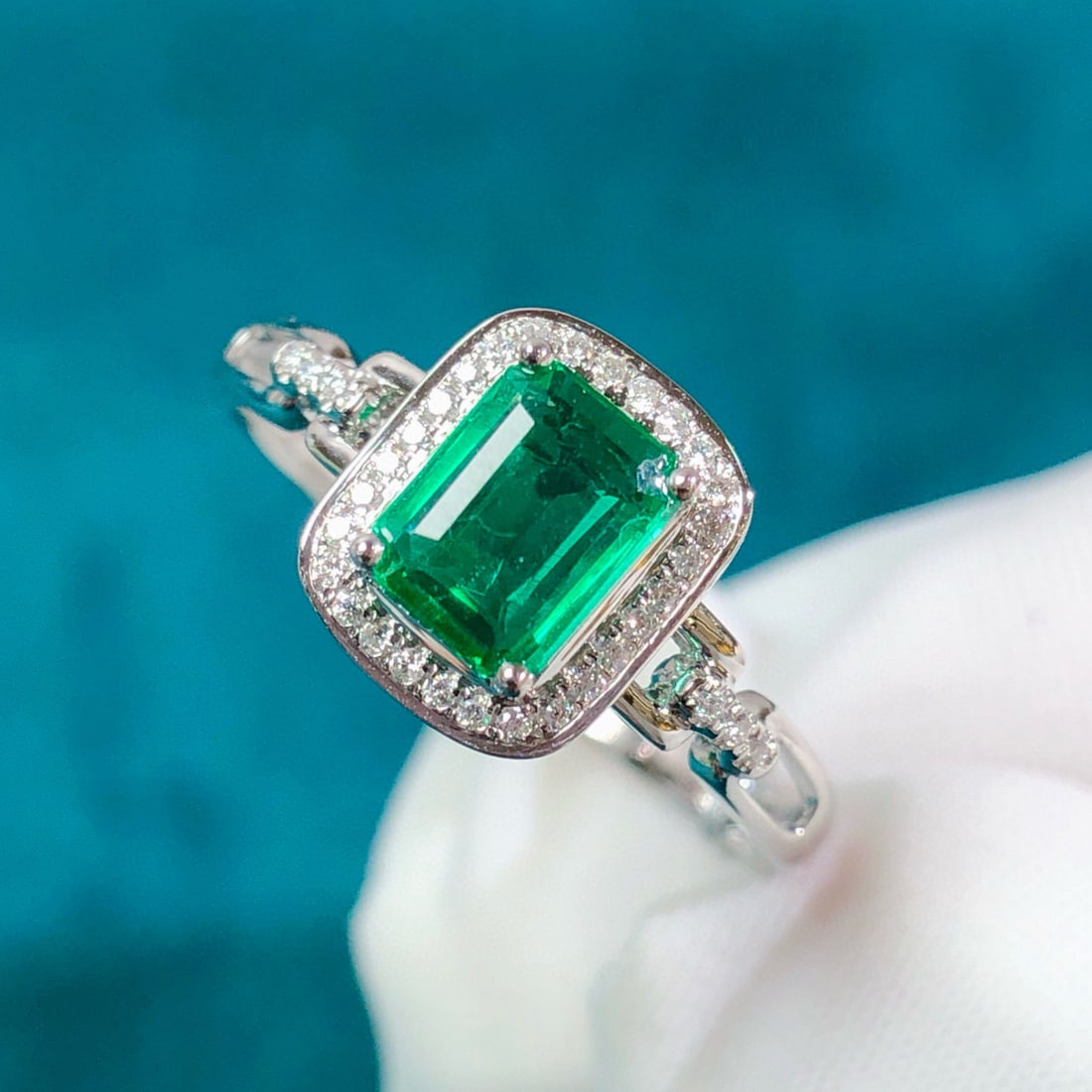 14k Gold 0.61 Ctw Vivid Green Natural Emerald & Diamond Ring: Ref:230954174 // gold content:14k gold // ring size:7. 25us // // main gemstone:emerald // shape:octagonal // carat weight:0. 51ct // color:vivid green // treatment:natural // // adjacent gemstone 2 :