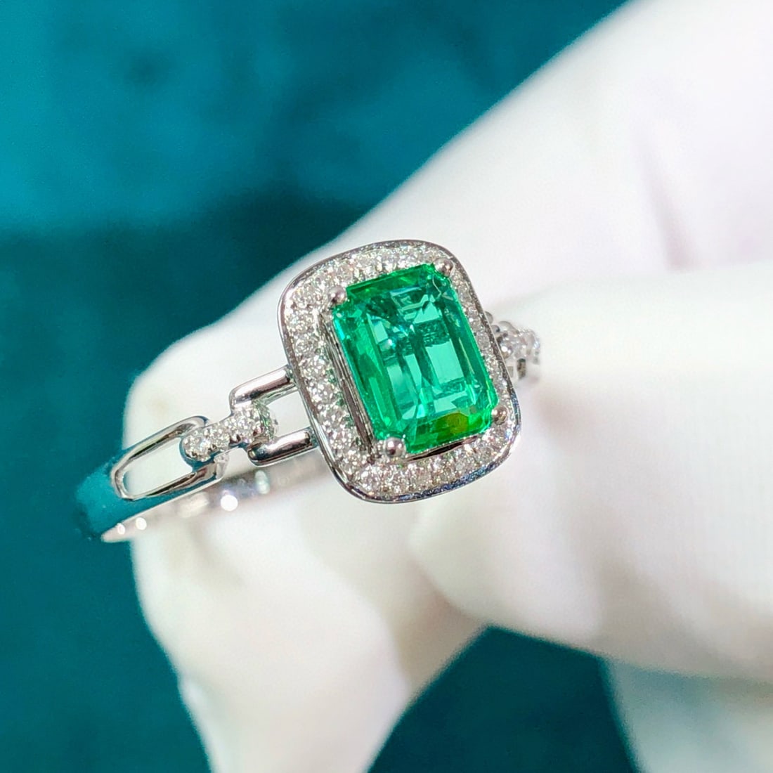 14k Gold 0.61 Ctw Vivid Green Natural Emerald & Diamond Ring - 4