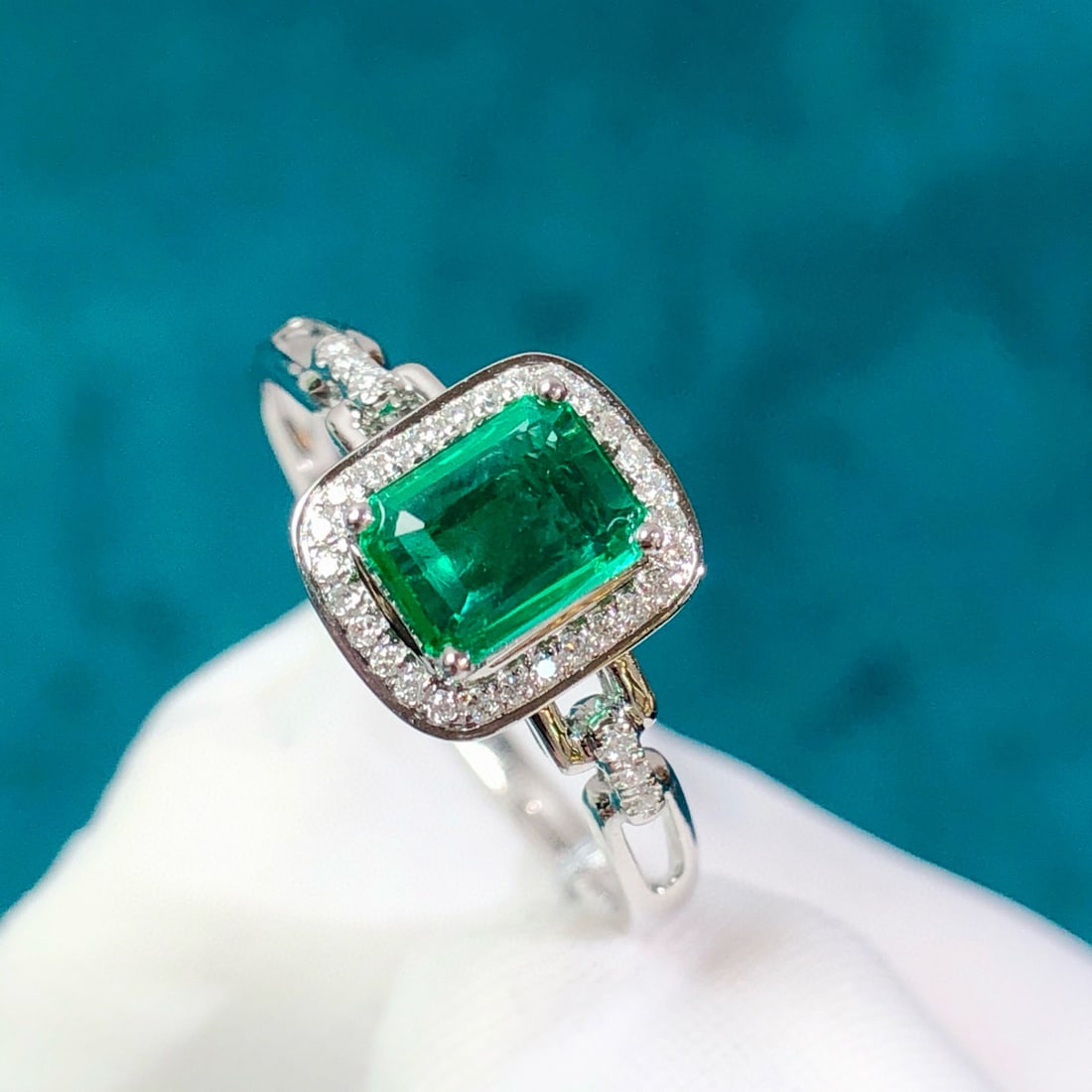 14k Gold 0.61 Ctw Vivid Green Natural Emerald & Diamond Ring - 5