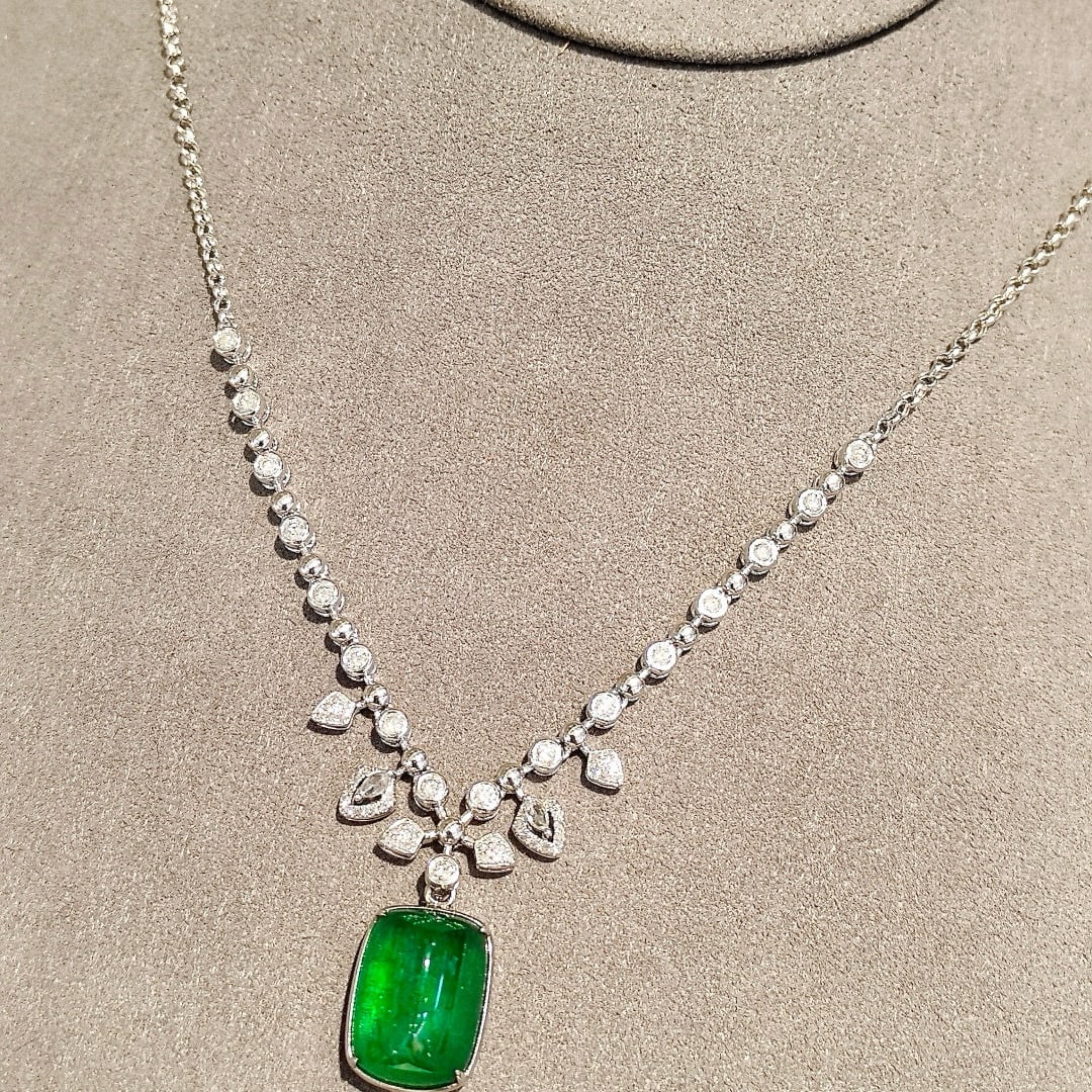 14k Gold 10.36 Ctw Vivid Green Natural Emerald & Diamond Necklace: Ref:230954225 // gold content:14k gold // main gemstone:emerald // shape:suger-loaf // carat weight:9. 69ct // color:vivid green // treatment:natural // // adjacent gemstone 2 : diamond //