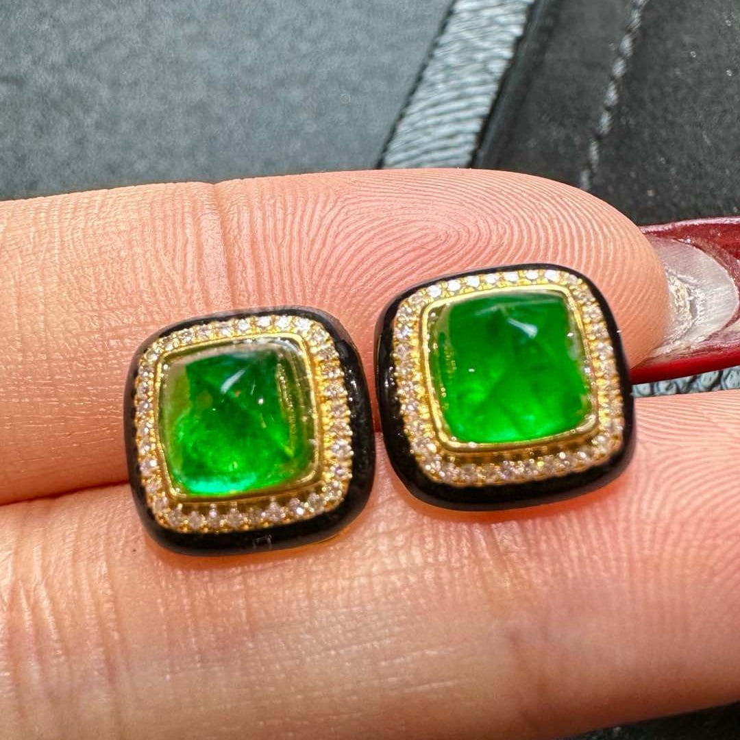 14k Gold 2.59 Ctw Vivid Green Natural Emerald & Diamond Earrings: Ref:230954244 // gold content:14k gold // main gemstone:emerald // shape:suger-loaf // carat weight:2. 39ct // color:vivid green // treatment:natural // // adjacent gemstone 2 : diamond //