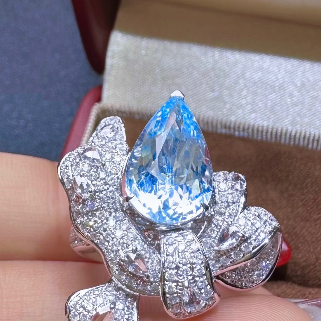 14k Gold 4.70 Ctw Natural Aquamarine & Diamond Ring: Ref:230954245 // gold content:14k gold // ring size:7. 25us // // main gemstone:aquamarine // shape:pear // carat weight:3. 62ct // color:santa maria color // treatment:natural // // adjacent