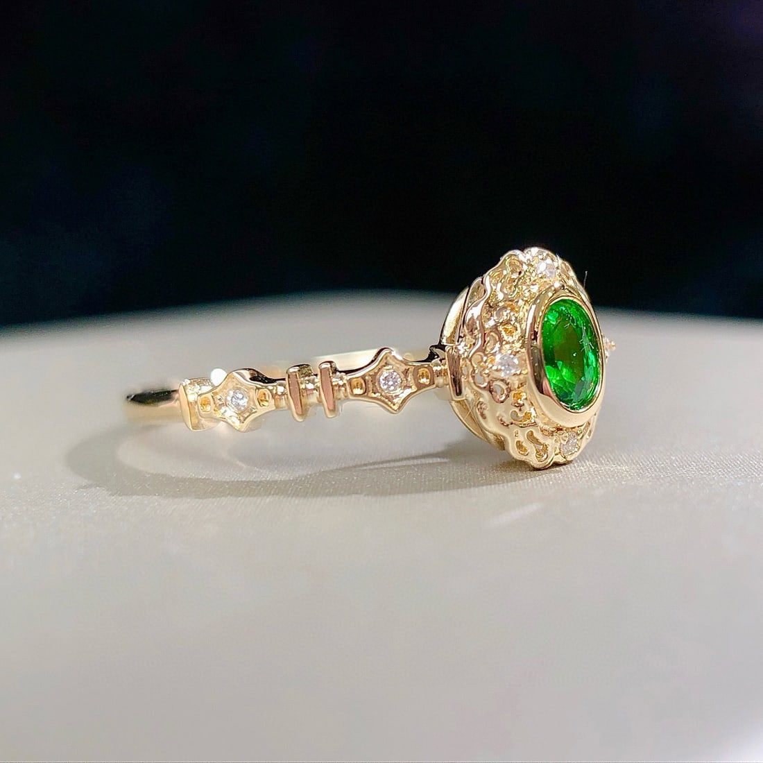 14k Gold 0.27 Ctw Vivid Green Natural Tsavorite & Diamond Ring - 4